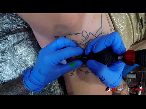 ❤️ Sully Savage ea nang le li-tattoo tse chesang haholo o ile a fumana tattoo clitoris ea hae Video ea bootsoa ️❤